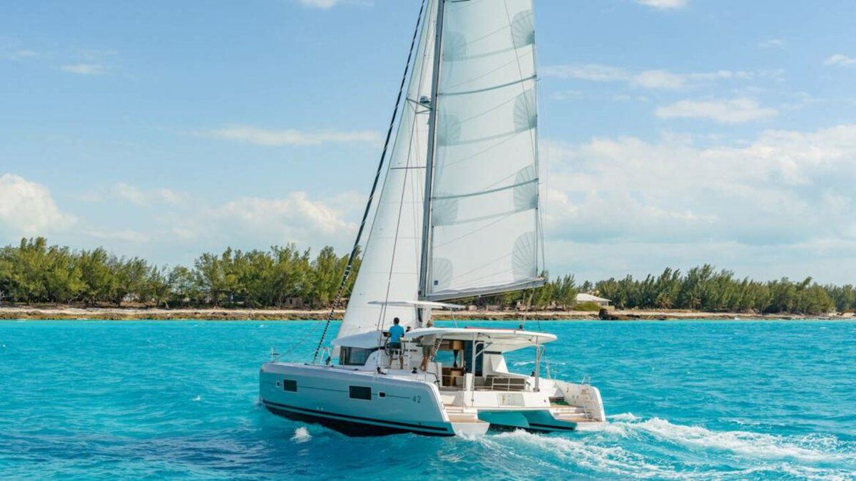 Queen Annezia – Lagoon 42 thumbnail 2